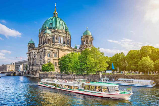 https://visitoromia.org/arabic/wp-content/uploads/2018/09/destination-berlin-02-640x427.jpg